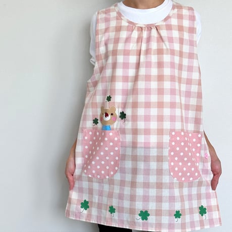 【おてんばママ】 クローバーキッチン ピンク M-L 保育士エプロン