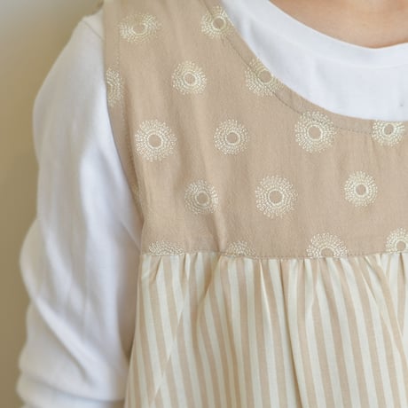 2024新作 【VivresaVie】フラワー刺繍チュニック（ベージュ） M-L 保育士エプロン かぶりタイプ