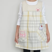 2024秋冬新作 【おてんばママ】フラワーうさこキッチン（アイボリー） M-L 保育士エプロン サイドボタン