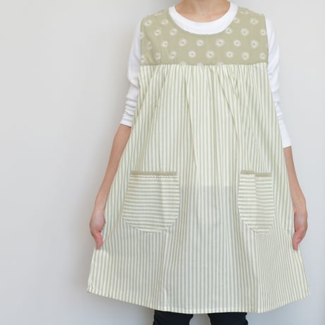 2024新作 【VivresaVie】フラワー刺繍チュニック（グリーン） M-L 保育士エプロン かぶりタイプ