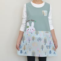 2024新作 【おてんばママ】ツリーうさぎキッチン（グリーン） M-L 保育士エプロン