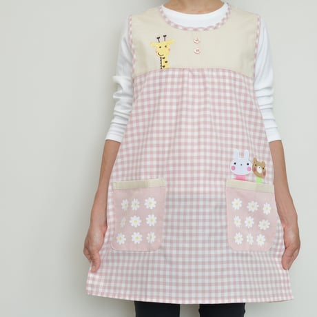 2024秋冬新作 【おてんばママ】きりんうさくまキッチン（ピンク） M-L 保育士エプロン サイドボタン