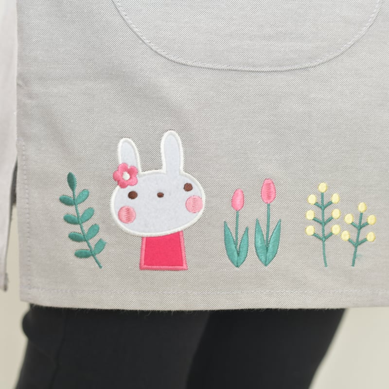 PPFM エプロン　バムフラップ 和柄　frog 蛙　カエル　刺繍　y2k 2024新作 【おてんばママ】フラワーガーデンキッチン グレー M-L