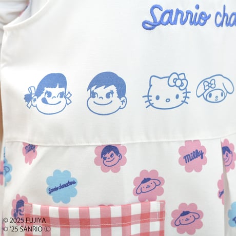 【再入荷しました！】2026春夏新作 保育士エプロン ペコちゃん＆サンリオ PKA44113-52 サイドボタン