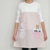 2026春夏新作 保育士エプロン おてんばママキッチン ピアノうさくまキッチン ピンク NW-2853 サイドボタン