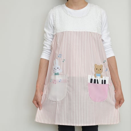 2026春夏新作 保育士エプロン おてんばママキッチン ピアノうさくまキッチン ピンク NW-2853 サイドボタン