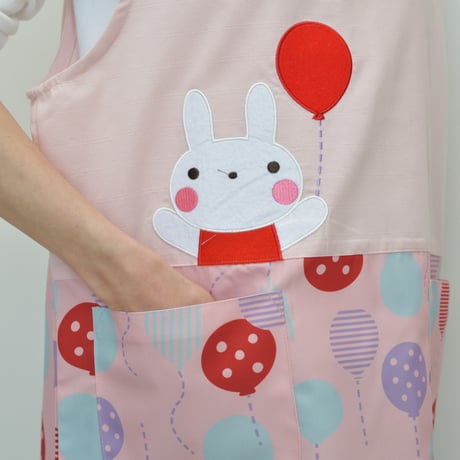 2025春夏新作 【おてんばママ】うさぎバルーンプリントキッチン WA-7015 ピンク M-L 保育士エプロン サイドボタン