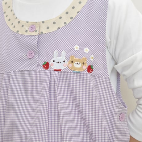 ＜ショート丈＞ 2024新作 【おてんばママ】イチゴうさくまキッチン パープル M-L 保育士エプロン