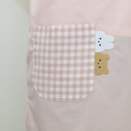 2024秋冬新作 【おてんばママ】ゆるかわうさくまキッチン（ピンク） M-L 保育士エプロン サイドボタン