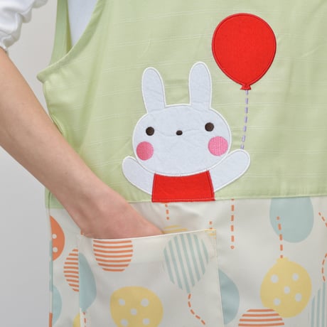 2025春夏新作 【おてんばママ】うさぎバルーンプリントキッチン WA-7015 グリーン M-L 保育士エプロン サイドボタン