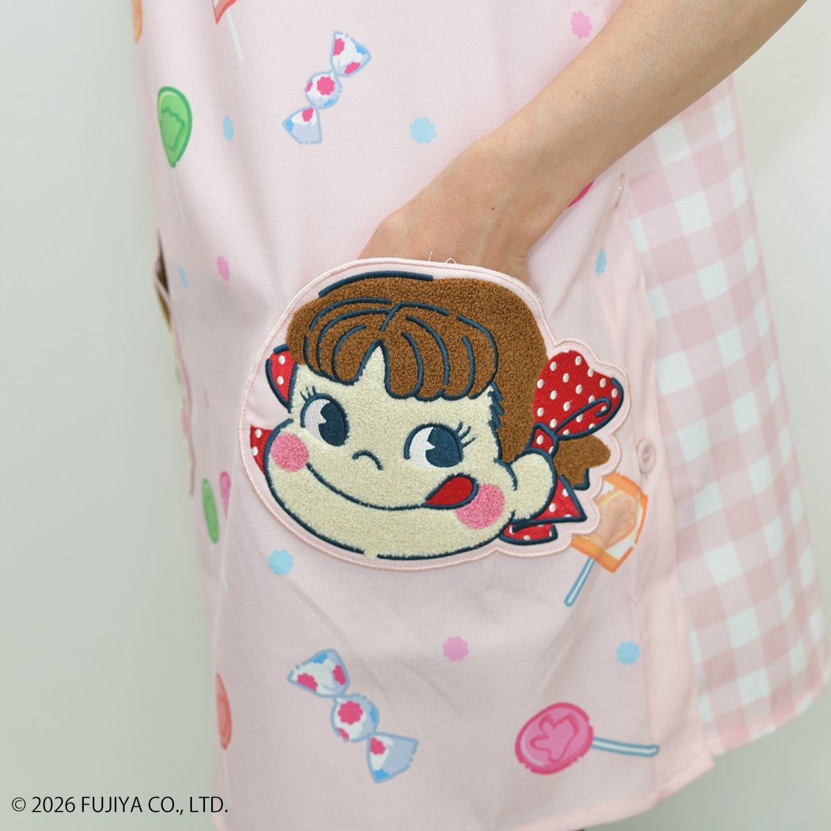PEKOPOKO☆上段購入ページ 2026春夏新作 保育士エプロン ペコちゃん PEKO&POKO サイドボタン