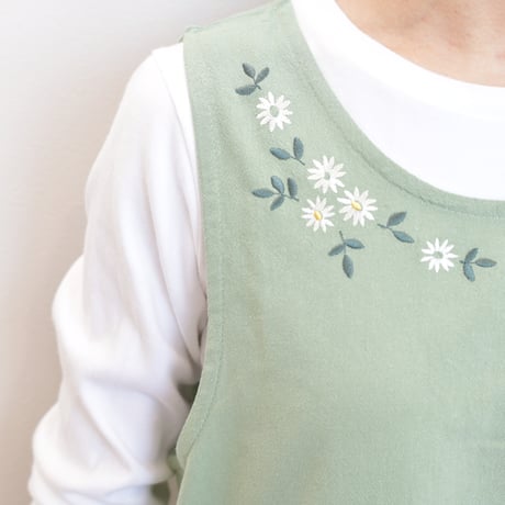 2024新作 【VivresaVie】小花刺繍チュニック（グリーン） M-L 保育士エプロン サイドボタン