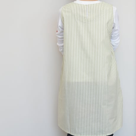 2024新作 【VivresaVie】フラワー刺繍チュニック（グリーン） M-L 保育士エプロン かぶりタイプ