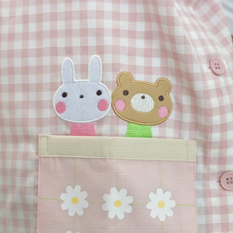2024秋冬新作 【おてんばママ】きりんうさくまキッチン（ピンク） M-L 保育士エプロン サイドボタン