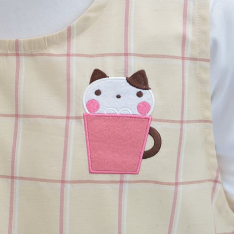 2025春夏新作 【おてんばママ】猫ドーナツプリントキッチン WA-7017 ベージュ M-L 保育士エプロン サイドボタン