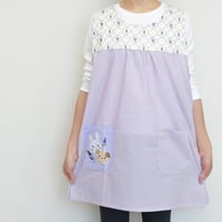 2024新作 【おてんばママ】ラベンダー刺繍キッチン（パープル） M-L 保育士エプロン ショート丈 サイドボタンタイプ