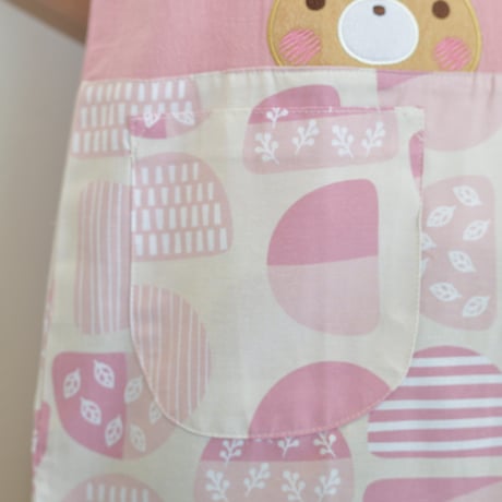 2024新作 【おてんばママ】リーフくまキッチン（ピンク） M-L 保育士エプロン