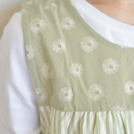 2024新作 【VivresaVie】フラワー刺繍チュニック（グリーン） M-L 保育士エプロン かぶりタイプ