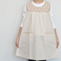 2024新作 【VivresaVie】フラワー刺繍チュニック（ベージュ） M-L 保育士エプロン かぶりタイプ