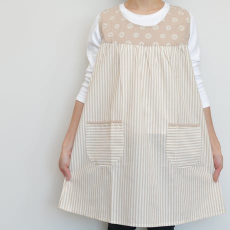 2024新作 【VivresaVie】フラワー刺繍チュニック（ベージュ） M-L 保育士エプロン かぶりタイプ