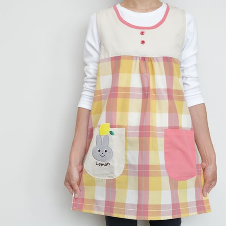 2024秋冬新作 【おてんばママ】レモンうさぎキッチン（ピンク） M-L 保育士エプロン サイドボタン