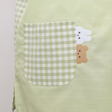2024秋冬新作 【おてんばママ】ゆるかわうさくまキッチン（グリーン） M-L 保育士エプロン サイドボタン
