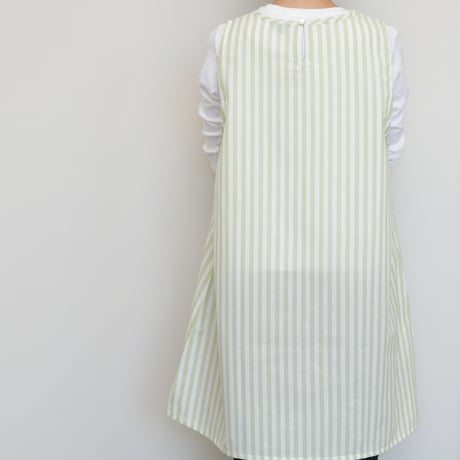 2024新作 【VivresaVie】花刺繍チュニック（グリーン） M-L 保育士エプロン かぶりタイプ