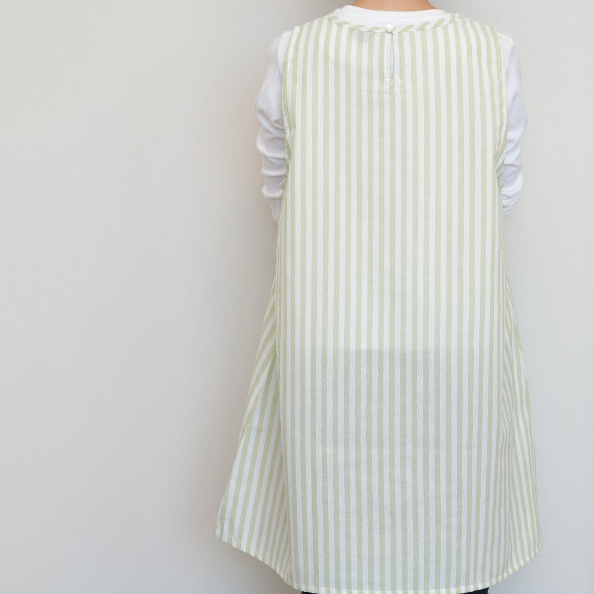 刺繍エプロン　バッグ　チュニック フラワー刺繍チュニックエプロン: エプロン・予防衣 - 看護師