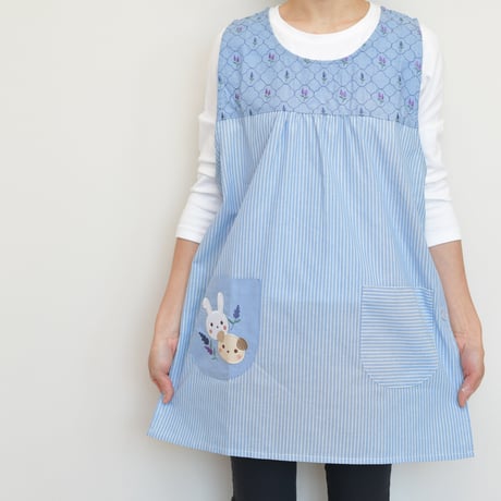 2024新作 【おてんばママ】ラベンダー刺繍キッチン（ブルー） M-L 保育士エプロン ショート丈 サイドボタンタイプ