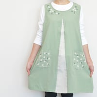 2024新作 【VivresaVie】小花刺繍チュニック（グリーン） M-L 保育士エプロン サイドボタン