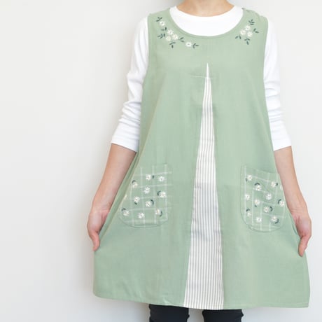 2024新作 【VivresaVie】小花刺繍チュニック（グリーン） M-L 保育士エプロン サイドボタン