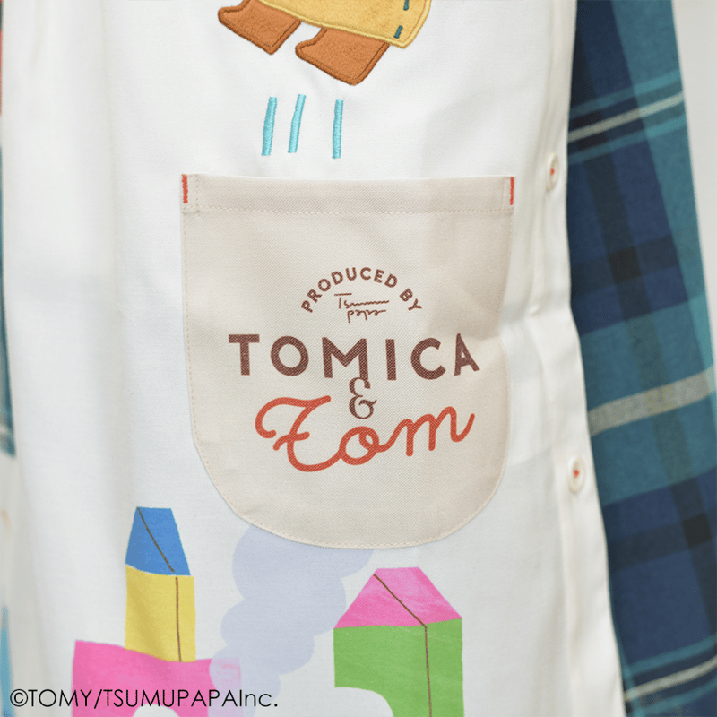 2025秋冬新作 保育士エプロン トミカ＆トム TM44005-52 サイド