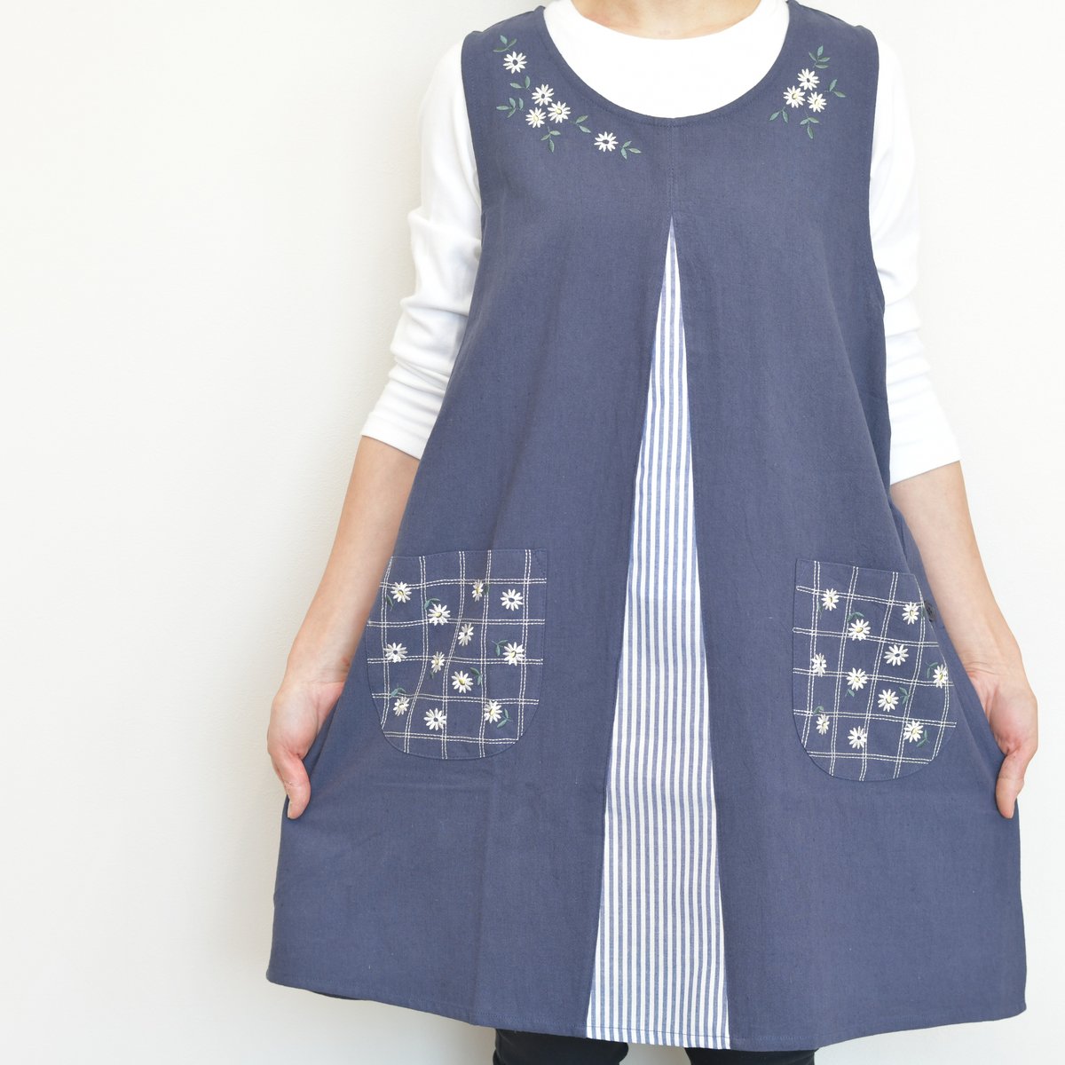 2024新作 【VivresaVie】小花刺繍チュニック(ブルー) M-L 保育 2024新作 【VivresaVie】小花刺繍チュニック(ブルー) M-L 保育