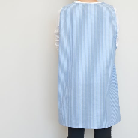 2024新作 【おてんばママ】ラベンダー刺繍キッチン（ブルー） M-L 保育士エプロン ショート丈 サイドボタンタイプ
