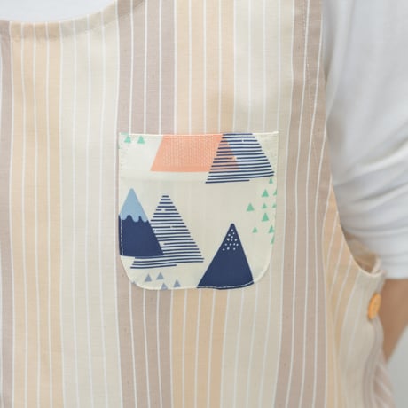 2025春夏新作 【おてんばママ】マウンテンプリントこぐまキッチン WA-7016 ベージュ M-L 保育士エプロン サイドボタン