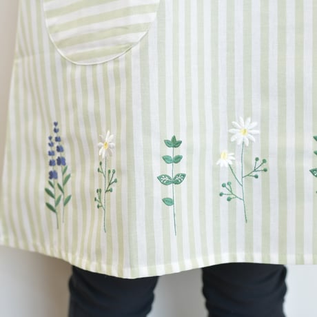 2024新作 【VivresaVie】花刺繍チュニック（グリーン） M-L 保育士エプロン かぶりタイプ