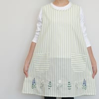 2024新作 【VivresaVie】花刺繍チュニック（グリーン） M-L 保育士エプロン かぶりタイプ