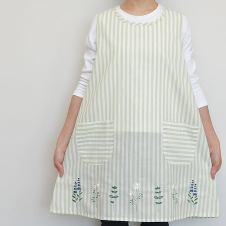 2024新作 【VivresaVie】花刺繍チュニック（グリーン） M-L 保育士エプロン かぶりタイプ