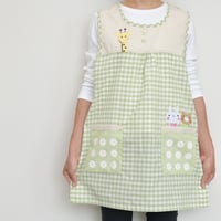 2024秋冬新作 【おてんばママ】きりんうさくまキッチン（グリーン） M-L 保育士エプロン サイドボタン