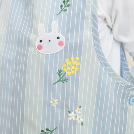 2024秋冬新作 【おてんばママ】ミモザうさくまキッチン（ブルー） M-L 保育士エプロン サイドボタン