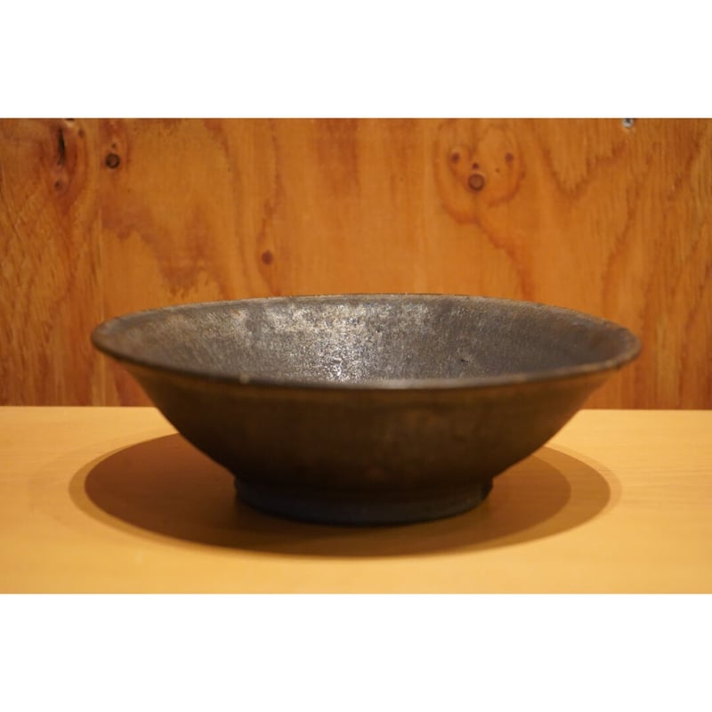 小野象平 黒志野釉平鉢 | Alocasia ONLINE STORE 小野象平 黒志野釉平鉢 | Alocasia ONLINE STORE