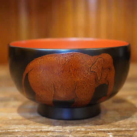 若林幸恵　たぬきと葉のデザインの漆器椀 若林幸恵 たぬきと葉のデザインの漆器椀