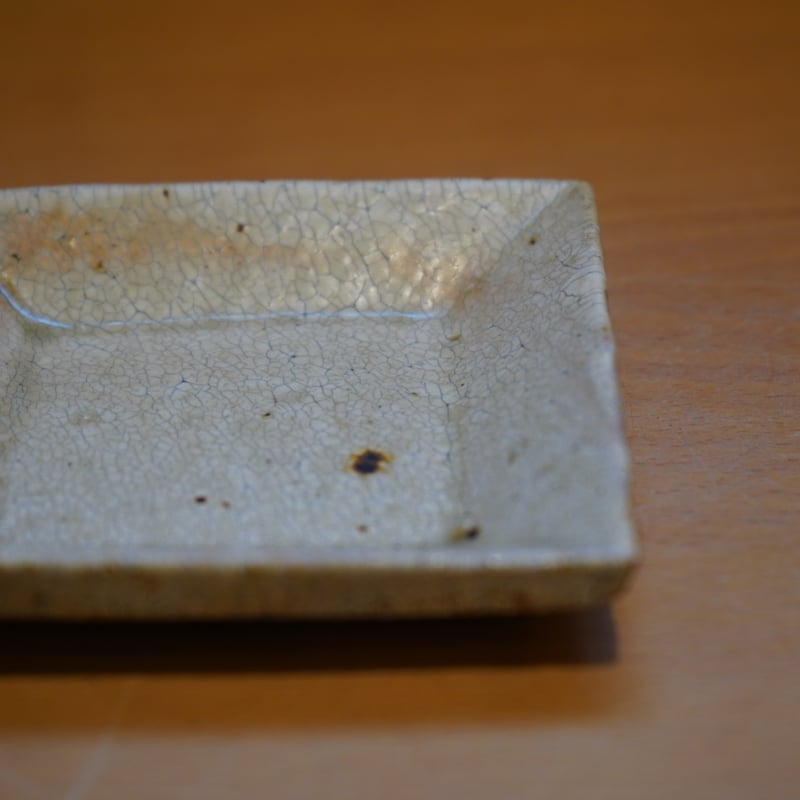 尾形アツシ 55 ヒビ粉引小四方皿 | Alocasia ONLINE STORE