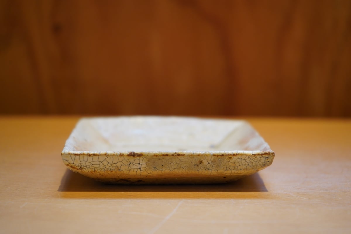 尾形アツシ 55 ヒビ粉引小四方皿 | Alocasia ONLINE STORE