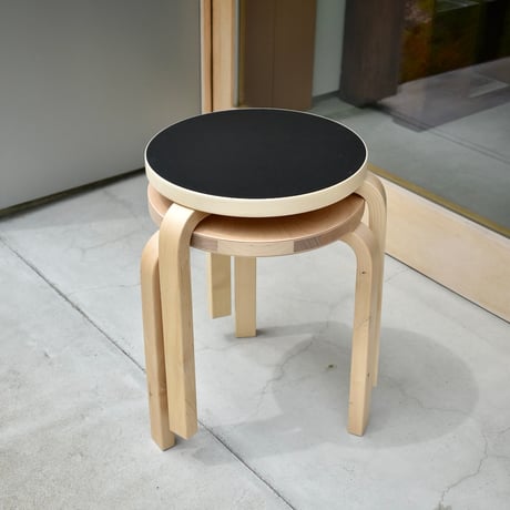 スツール60｜Alvar Aalto｜ブラックリノリウム