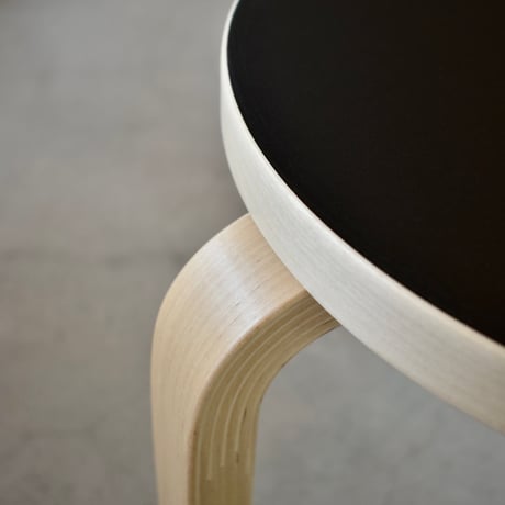 スツール60｜Alvar Aalto｜ブラックリノリウム
