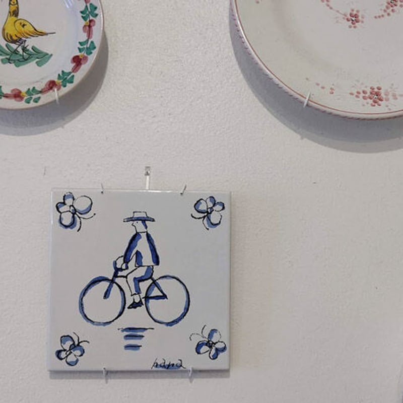 魔訶不思議なセンスの自転車の絵が描かれた陶器飾り皿 作者不詳 D10816 hana /samiroタイル(自転車) | hana