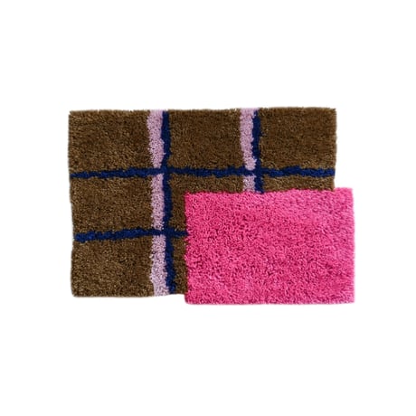 checkered rug (pink)