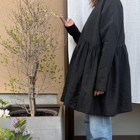 ギャザー切り替えクルーネックブラウス