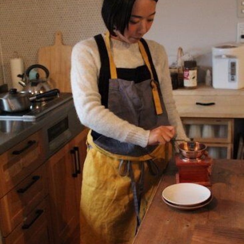 リネン　カフェエプロン　作家　くらすこと リネンバイカラーエプロン | miharashi factory curaso